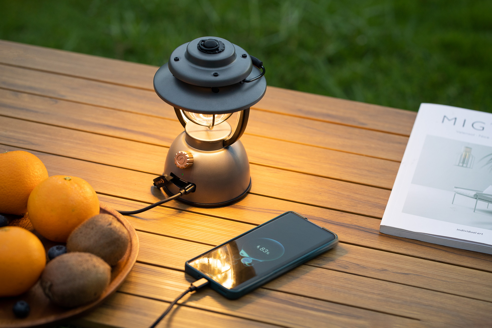 Olantern Classic 2 Pro auf einem Holztisch mit angeschlossenem Smartphone