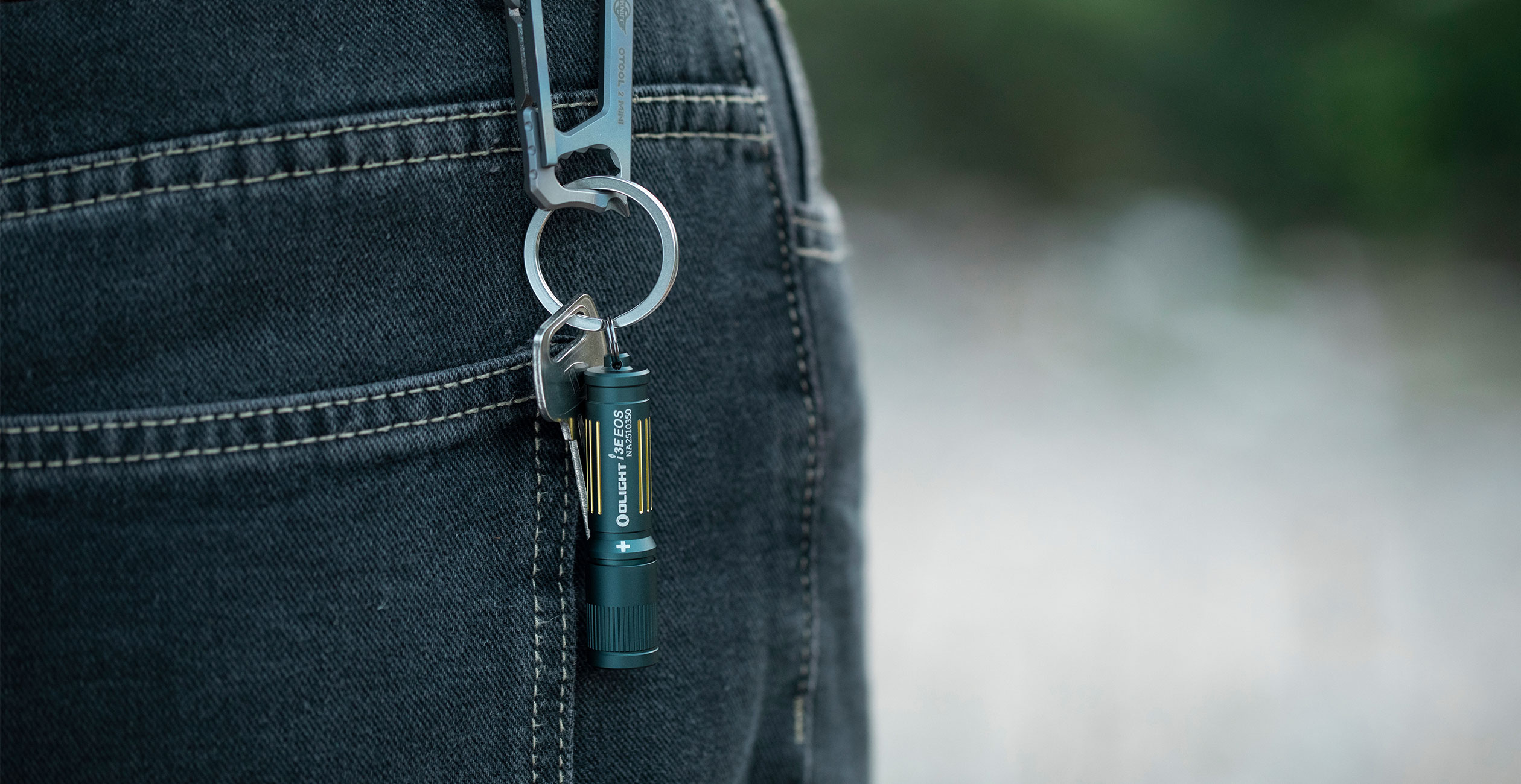 Olight i3E EOS am Schl&uuml;sselring einer erwachsenen Person im Alltag