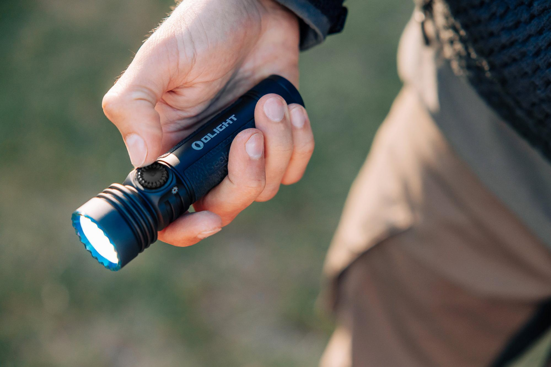 Olight Seeker 4 Pro bei der Nutzung im Freien